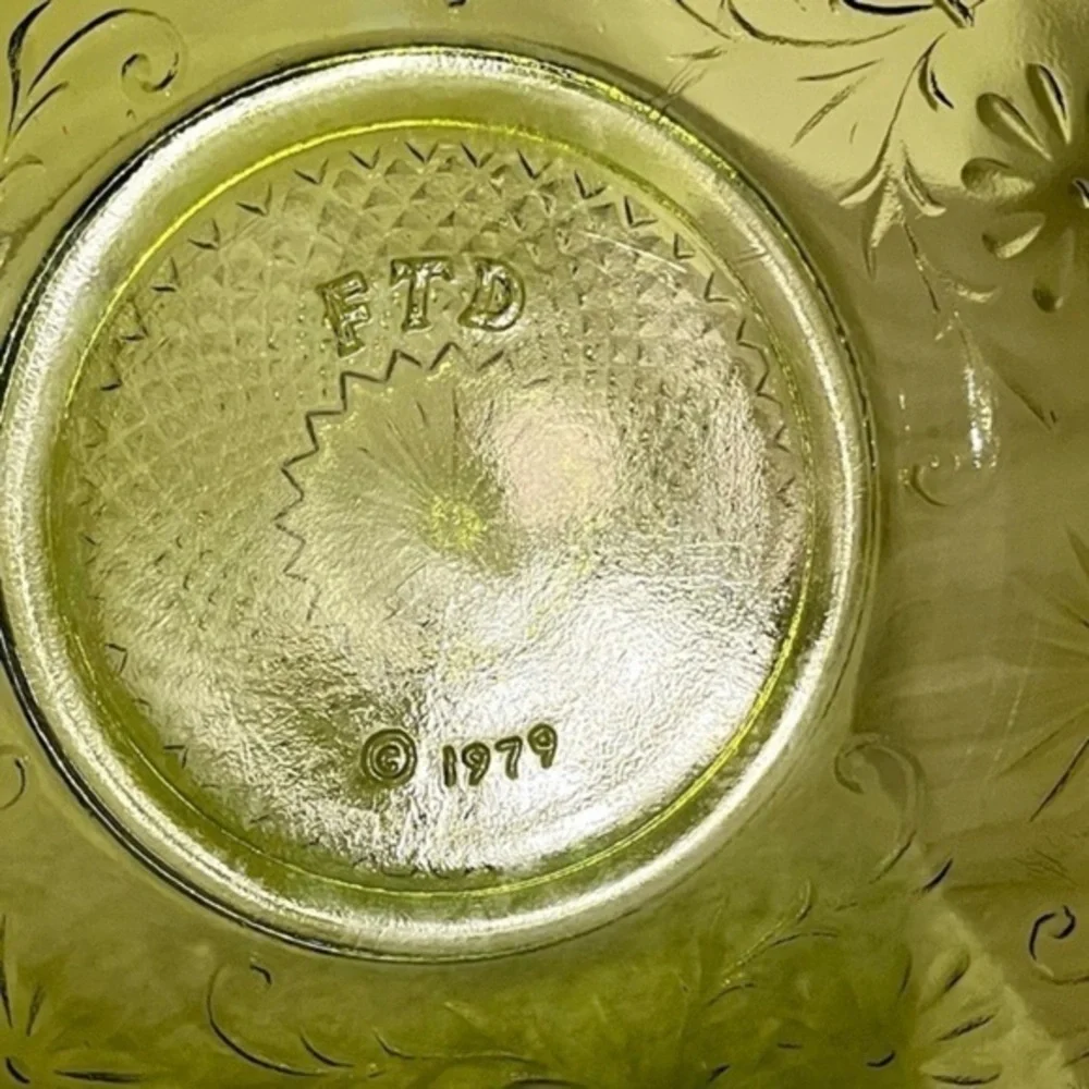 Vintage 1979 FTD Olive Green Glass Bowl Daisy Pattern 7.5”